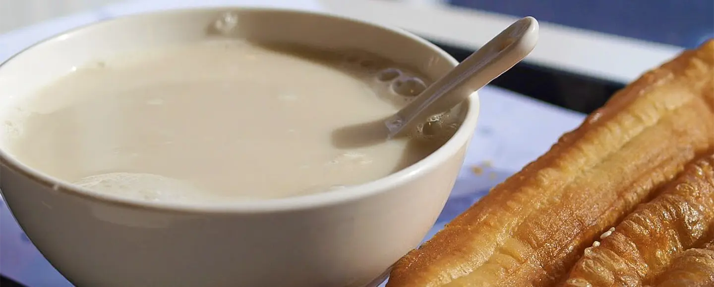 Doujiang et youtiao, deux spécialités du petit-déjeuner à Fu Hang Soy Milk